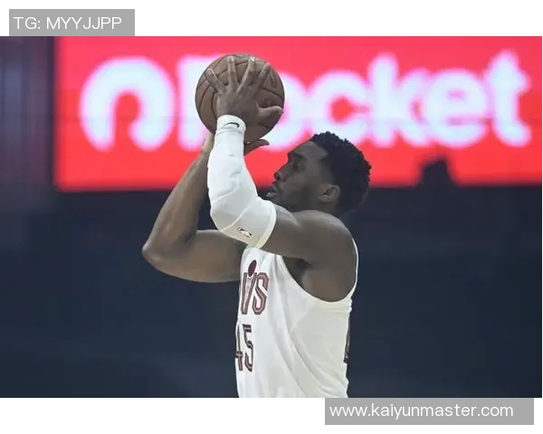 米切尔半场表现平平仅得13分3助攻失误和犯规影响发挥