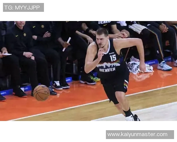 约基奇底线运球转身秀技艺精妙甩传助攻令人惊叹